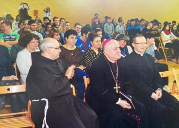 Wizytacja biskupa w szkole,  od lewej: o. Zygmunt, bp P. Greger, ks. K. Klajmon, rok 2017